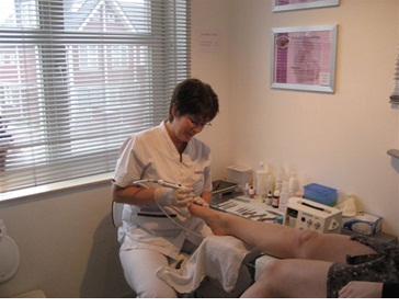 Carla Smulders-Noorlander aan het werk in Pedicuresalon Lucky Feet